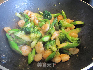 虾仁炒芦笋的做法步骤：7
