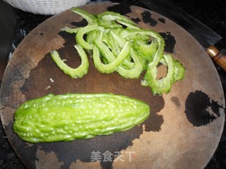 虾仁炒苦瓜的做法步骤：1