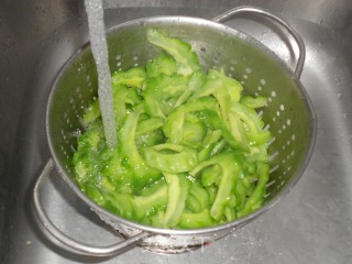 虾仁炒苦瓜的做法步骤：4