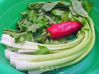 【家庭快手小炒】四季家常小炒---尖椒芹菜炒肉丝的做法步骤：1