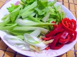 【家庭快手小炒】四季家常小炒---尖椒芹菜炒肉丝的做法步骤：3