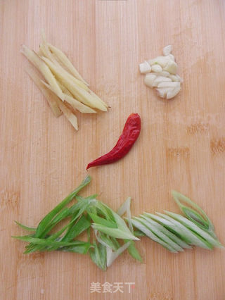 【荤菜】香煎鸡腿肉的做法步骤：1
