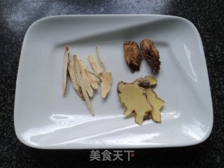 【鳌花鱼黄芪当归汤】的做法步骤：2