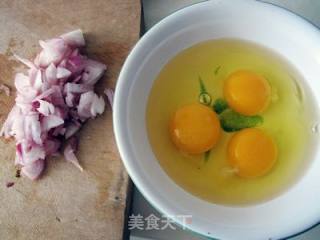 鸡蛋炸酱面的做法步骤：2