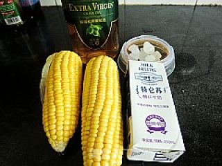 馋嘴小吃---奶香玉米棒的做法步骤：1