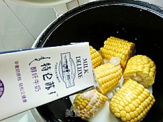 馋嘴小吃---奶香玉米棒的做法步骤：4