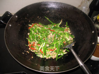 椒丝韭菜炒沙蚬的做法步骤：6