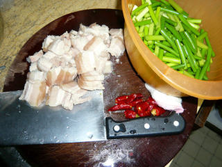 蒜薹回锅肉的做法步骤：1