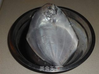 糖醋鲳鱼的做法步骤：1