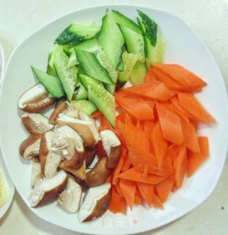 挡不住的清新鲜香------鲜虾黄瓜饭的做法步骤：3