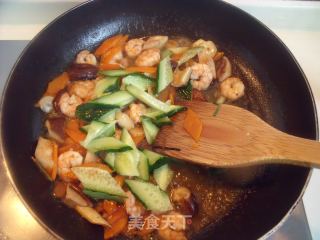 挡不住的清新鲜香------鲜虾黄瓜饭的做法步骤：9