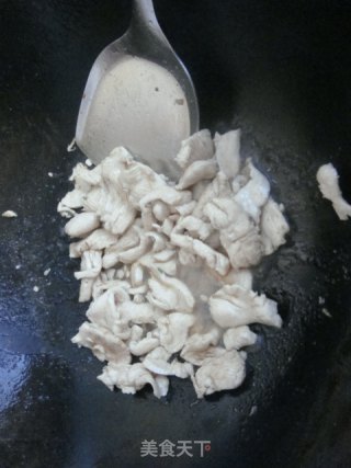 大蒜苗炒鸡胸脯肉的做法步骤：2
