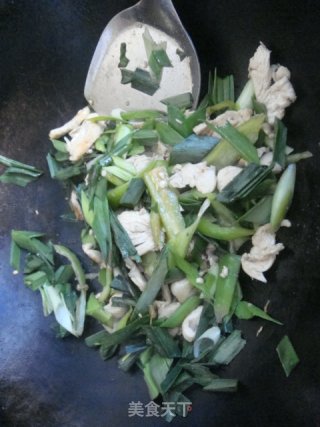 大蒜苗炒鸡胸脯肉的做法步骤：4