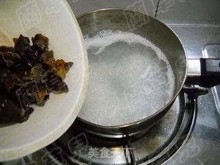黑木耳山楂粥的做法步骤：4