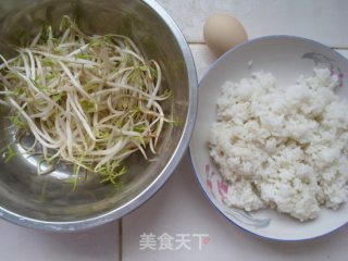 绿豆芽蛋炒饭的做法步骤：1
