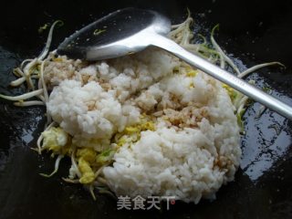 绿豆芽蛋炒饭的做法步骤：4