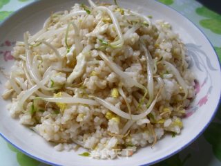 绿豆芽蛋炒饭的做法步骤：5