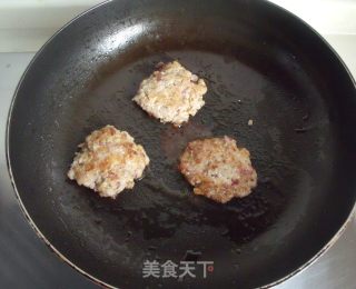 给你一整天活力的早餐------芝士猪排小汉堡的做法步骤：2