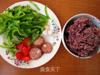 大辣椒炒黑米饭的做法步骤：1