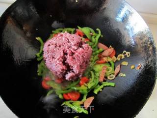 大辣椒炒黑米饭的做法步骤：5