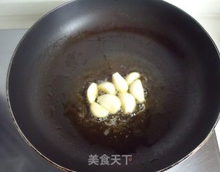 用九层塔点亮名菜的醇香诱人-----三杯鸡饭的做法步骤：2