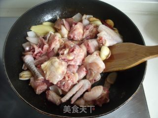 用九层塔点亮名菜的醇香诱人-----三杯鸡饭的做法步骤：5