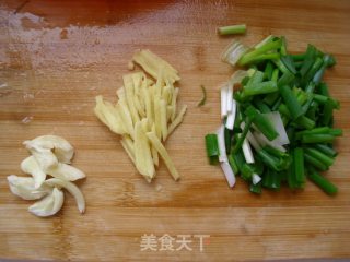 红烧鲫鱼的做法步骤：2