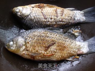 红烧鲫鱼的做法步骤：5