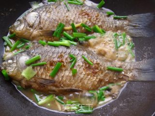 红烧鲫鱼的做法步骤：8