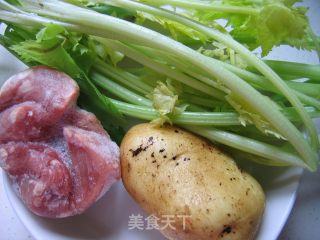 土豆芹菜炒肉丝的做法步骤：1