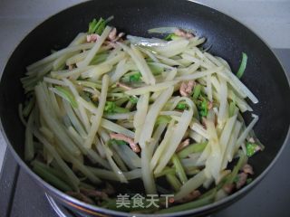 土豆芹菜炒肉丝的做法步骤：8
