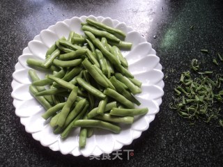 【油炸四季豆】的做法步骤：2