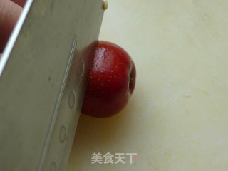 酸酸甜甜的北京小吃----炒红果的做法步骤：2