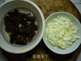 卷心菜木耳粥的做法步骤：2