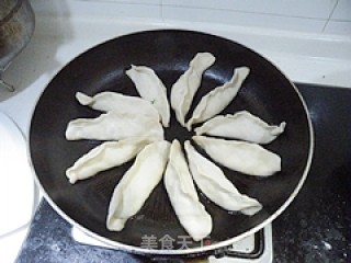 三鲜大锅贴的做法步骤：15