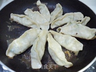三鲜大锅贴的做法步骤：18