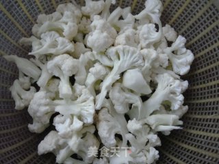 青炒菜花的做法步骤：1
