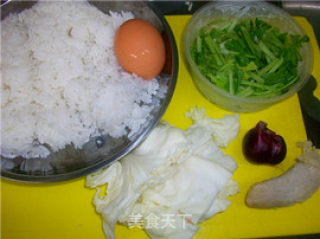 家常炒饭@@不加调味料也一样好吃～～美味咸鱼炒饭的做法步骤：1