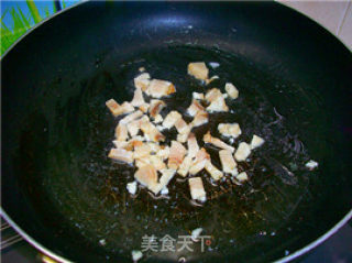 家常炒饭@@不加调味料也一样好吃～～美味咸鱼炒饭的做法步骤：2
