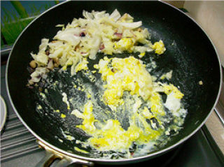 家常炒饭@@不加调味料也一样好吃～～美味咸鱼炒饭的做法步骤：6