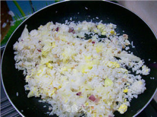 家常炒饭@@不加调味料也一样好吃～～美味咸鱼炒饭的做法步骤：8