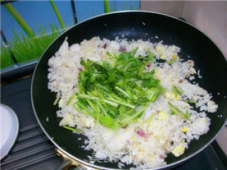 家常炒饭@@不加调味料也一样好吃～～美味咸鱼炒饭的做法步骤：9