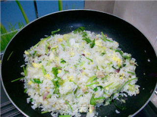 家常炒饭@@不加调味料也一样好吃～～美味咸鱼炒饭的做法步骤：10