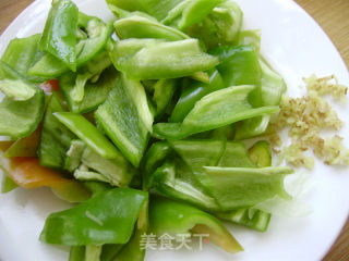 家常菜----圆葱青椒炒鸡蛋的做法步骤：2