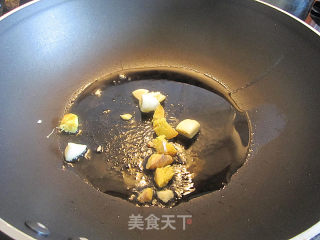排骨焖土豆的做法步骤：1