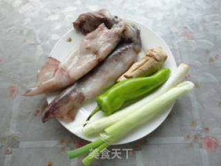 葱姜鱿鱼的做法步骤：1