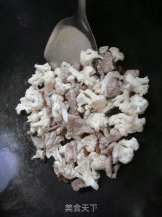 花菜炒肉片的做法步骤：4
