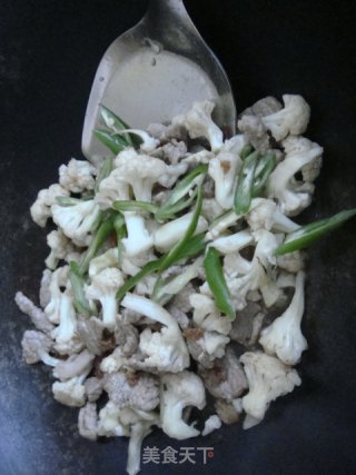花菜炒肉片的做法步骤：5