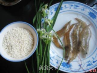 韭菜花鲜虾糯米粥的做法步骤：1