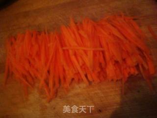 青椒胡萝卜炒肉丝的做法步骤：2